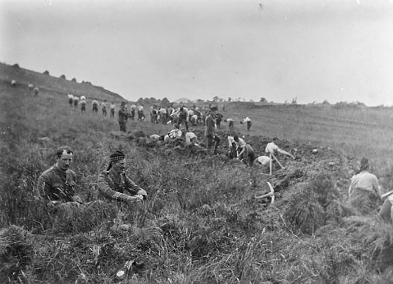 8th Royal Scots digging trenches
