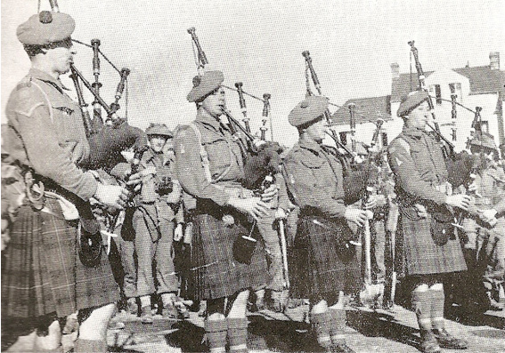 Pipers in St. Valéry, 1945